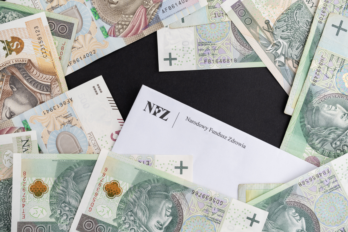 List z narodowego funduszu zdrowia w otoczeniu banknotów.