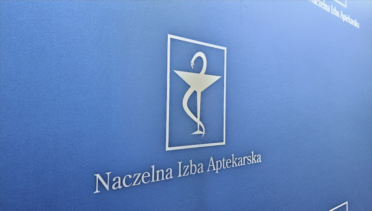 Logo naczelnej izby aptekarskiej na niebieskim tle