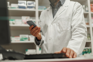 Farmaceuta to nie chatbot! Ministerstwo Zdrowia przeciwne obowiązkowym „usługom internetowym” w aptekach…