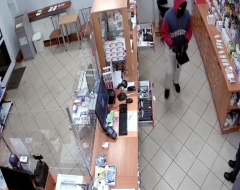 Policja we Wrocławiu szuka sprawcy napadów w aptekach
