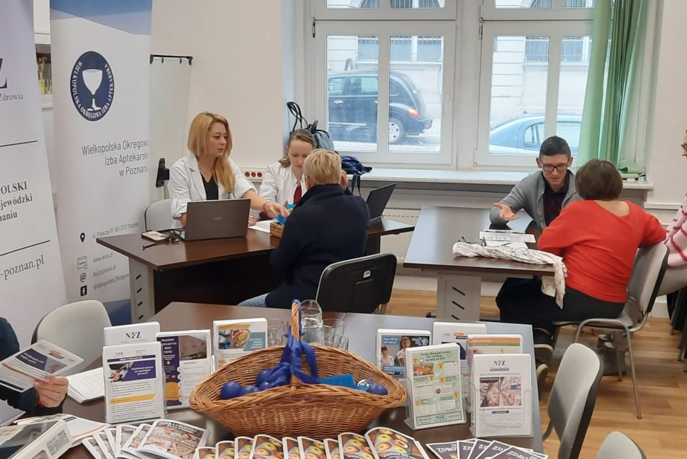 Farmaceuci udzielają porad wielkopolskim seniorom podczas tygodnia zdrowia kobiet
