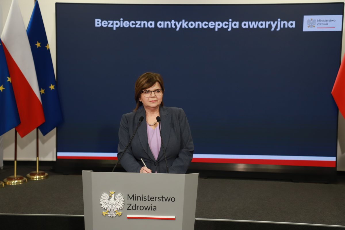 Minister Zdrowia Izabela Leszczyna w trakcie konferencji prasowej na temat bezpiecznej antykoncepcji awaryjnej w aptekach.