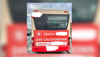 Apteczne bannery na gdańskich autobusach. Informacja czy reklama?
