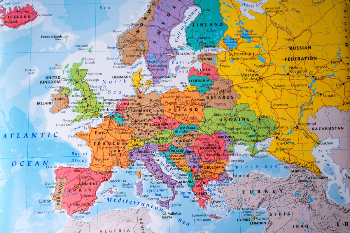 Mapa polityczna europy z wyraźnymi konturami krajów.