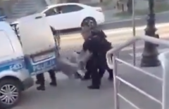 Szokujące sceny pod apteką. Mężczyzna z nożem obezwładniony przez policję…