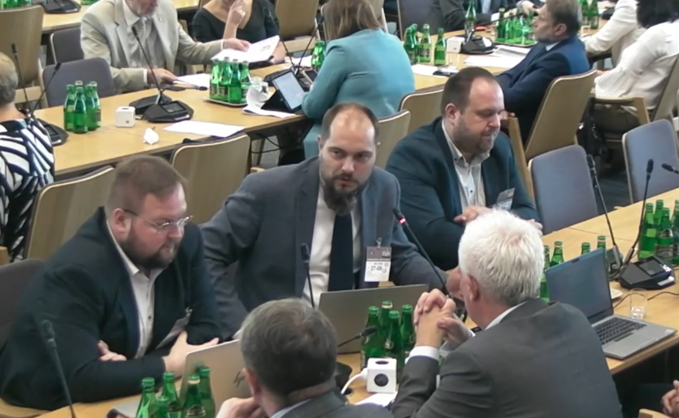 Tomasz Lisiewski z departamentu nadzoru farmaceutycznego Głównego Inspektoratu Farmaceutycznego podczas posiedzenia sejmowej Komisji Zdrowia mówił o braku chęci współpracy portalu Facebook z GIF.