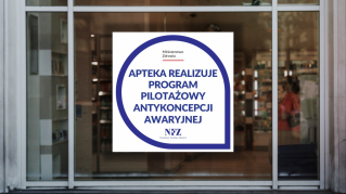 Takie naklejki znajdą się na aptekach oferujących usługę antykoncepcji awaryjnej