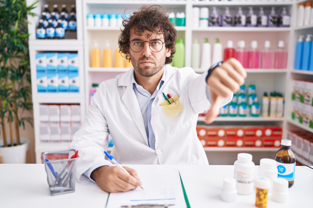 Nieuprawnione wykorzystywanie tytułu zawodowego farmaceuty. NIA reaguje (fot. shutterstock.com)