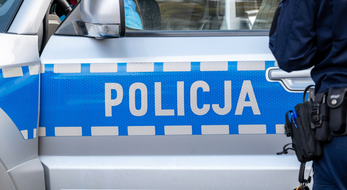 Miał wysyłać opioidy na cały świat. Policjanci zlapali go przez przypadek (fot. shutterstock.com)