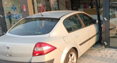 19-latka bez prawa jazdy wjechała autem do apteki