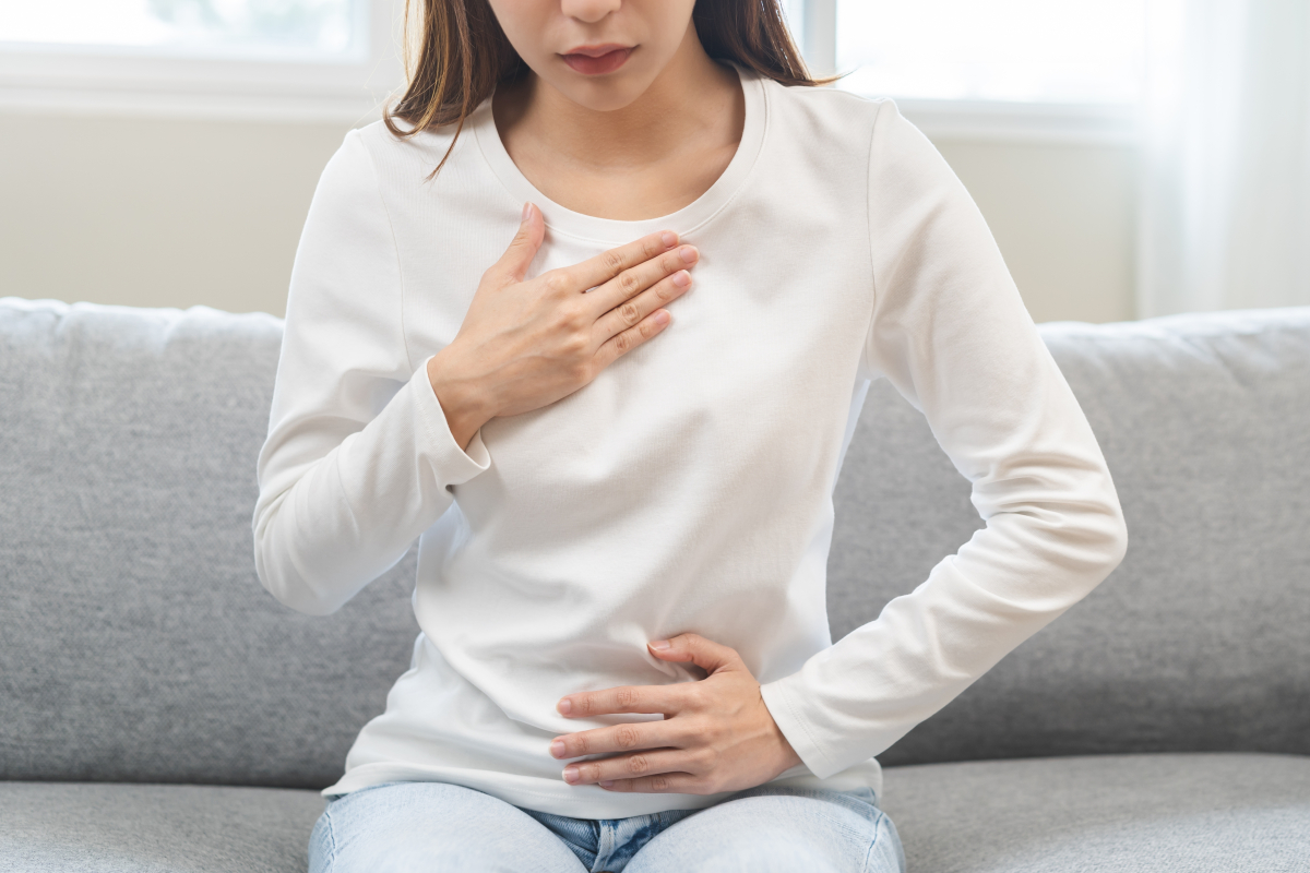 Czym jest refluks i jak sobie bezpiecznie z nim radzić? (fot. shutterstock.com)