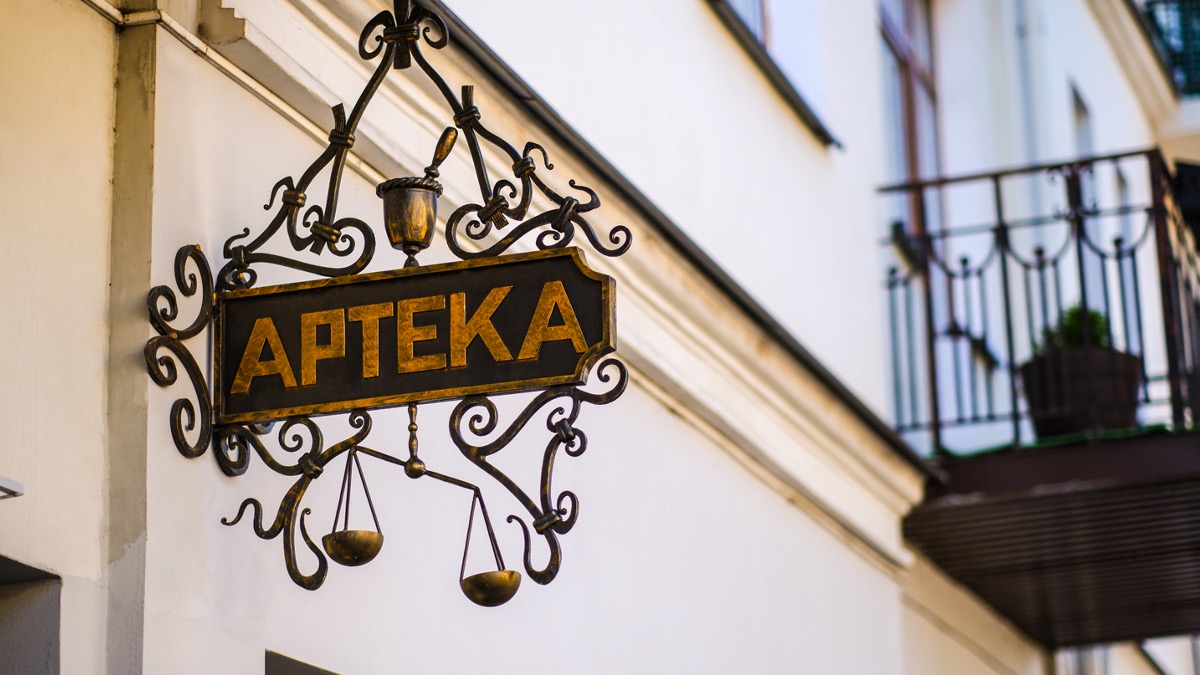 Antyczny szyld apteki na elewacji budynku