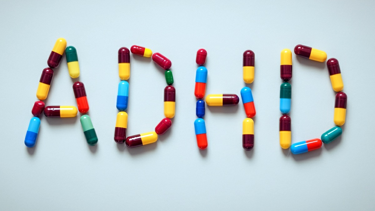 Kolorowe tabletki ułożone w napis ADHD