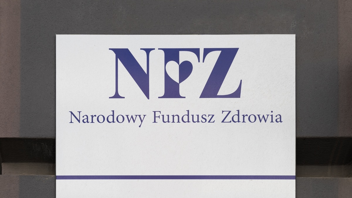 Kartka z logo narodowy fundusz zdrowia nfz