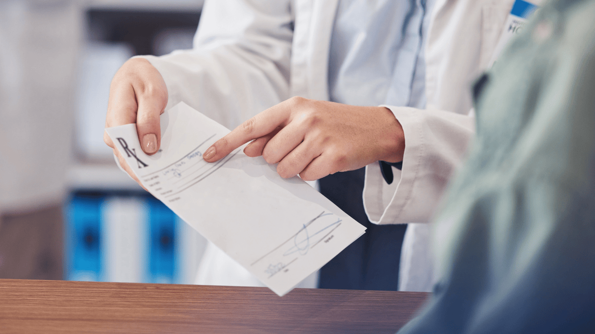 Farmaceuta pokazuje wpis na recepcie (fot. shutterstock.com)