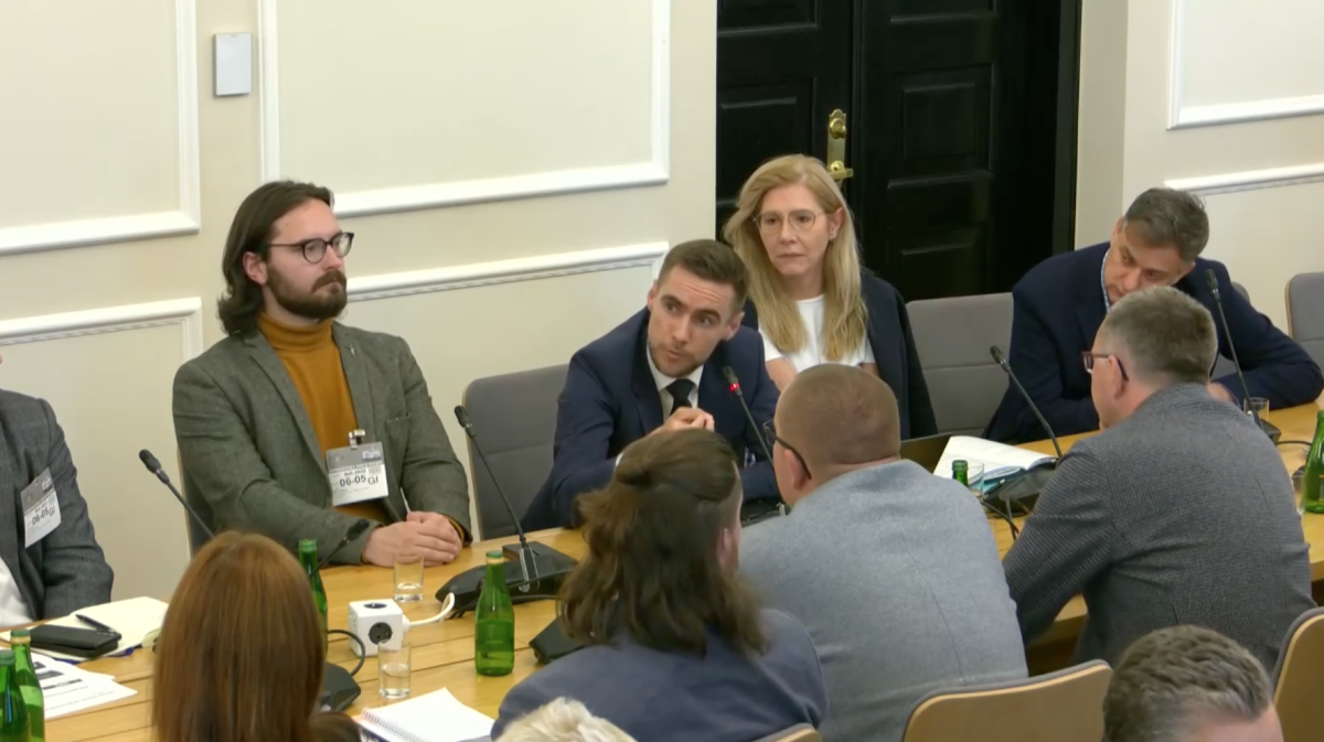 Adwokat Dominik Jędrzejko podczas posiedzenia Parlamentarnego Zespołu ds. Regulacji Rynku Aptecznego i Produktów Leczniczych