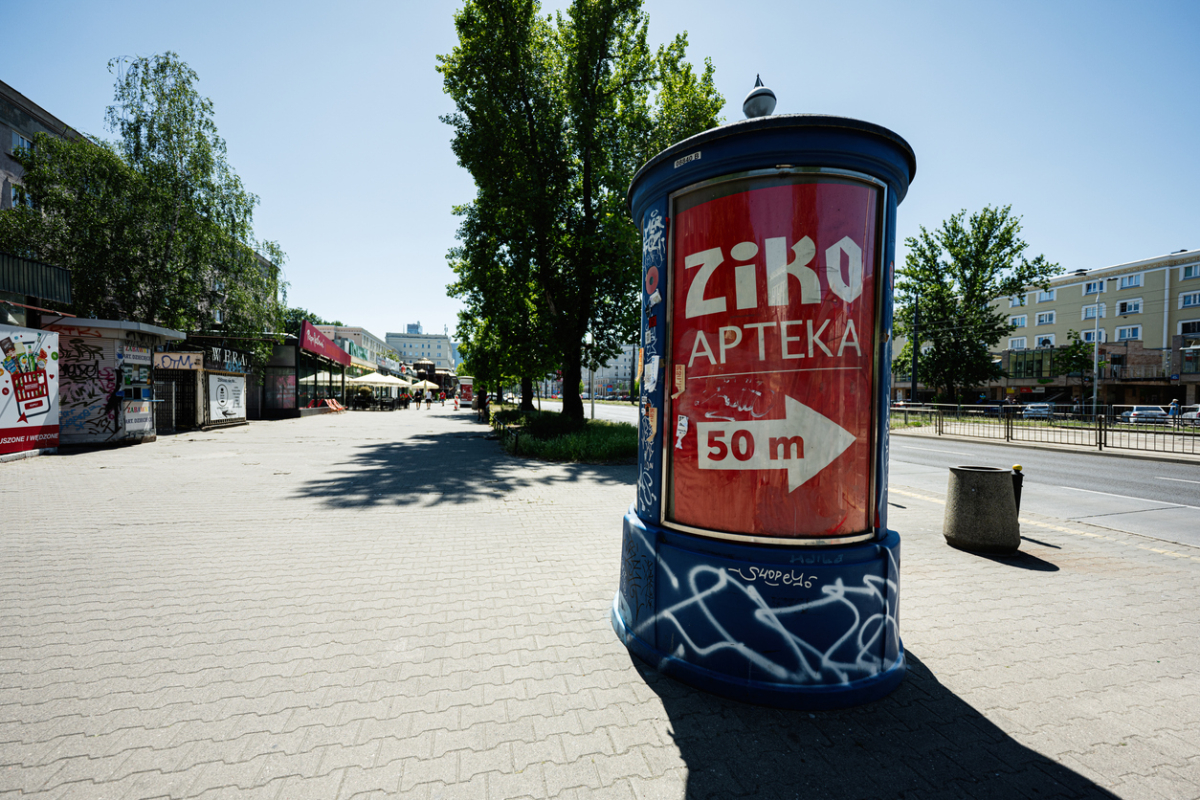 Słup ogłoszeniowy z reklamą apteki