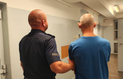Uszkodził drzwi apteki i wpadł w ręce Policji