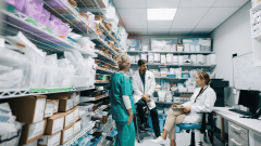 Koniec z „bilokacją” w aptekach szpitalnych? Samorząd popiera limity dla farmaceutów