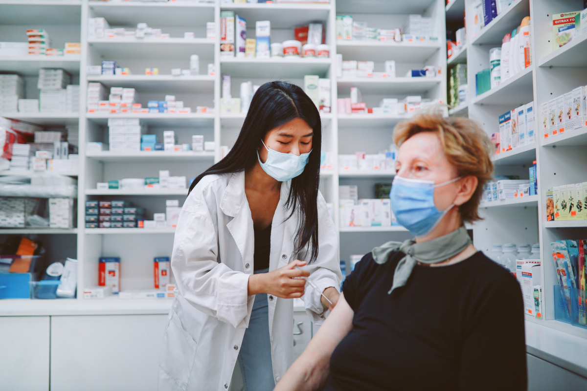 Na jakie szczepionki farmaceuta może wystawić refundowaną receptę farmaceutyczną? (istockphoto.com)