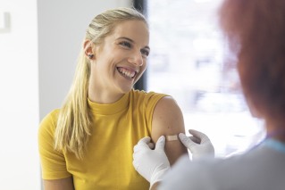 Jak zawrzeć umowę z NFZ na szczepienia w aptekach? Praktyczny przewodnik dla farmaceutów