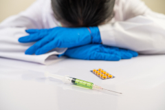 UK: nadużywanie leków wśród pracowników ochrony zdrowia