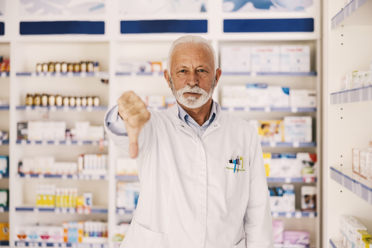 Farmaceuta pokazuje kciuk w dół