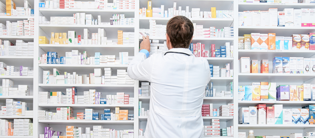 Farmaceuta przegląda półki w aptece