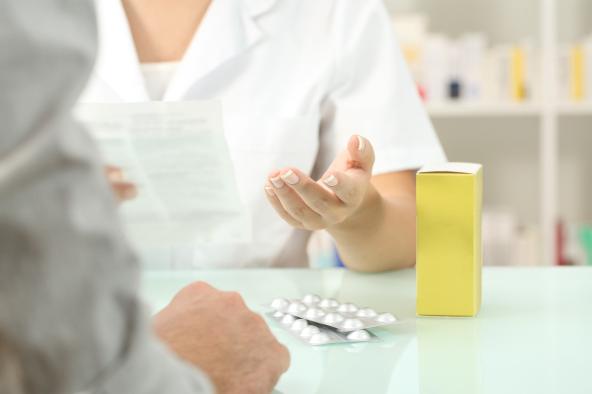Farmaceutka rozmawia z pacjentem na temat leków