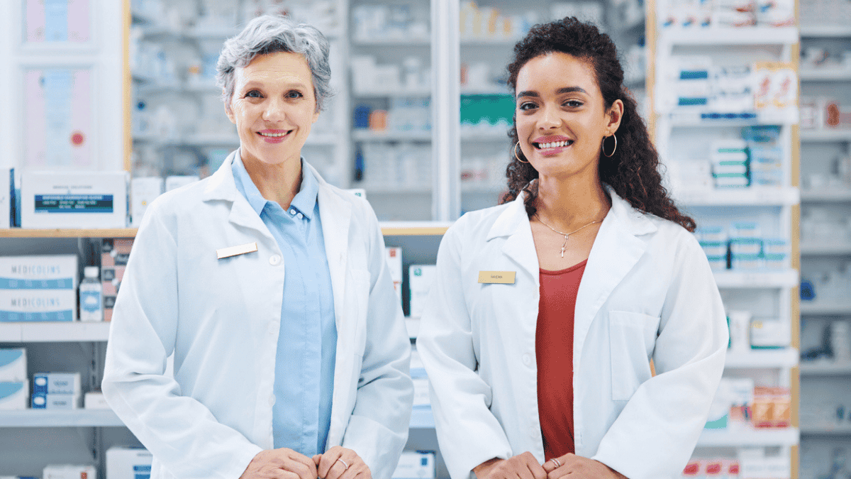 Dwie farmaceutki uśmiechają się (fot. istockphoto.com)