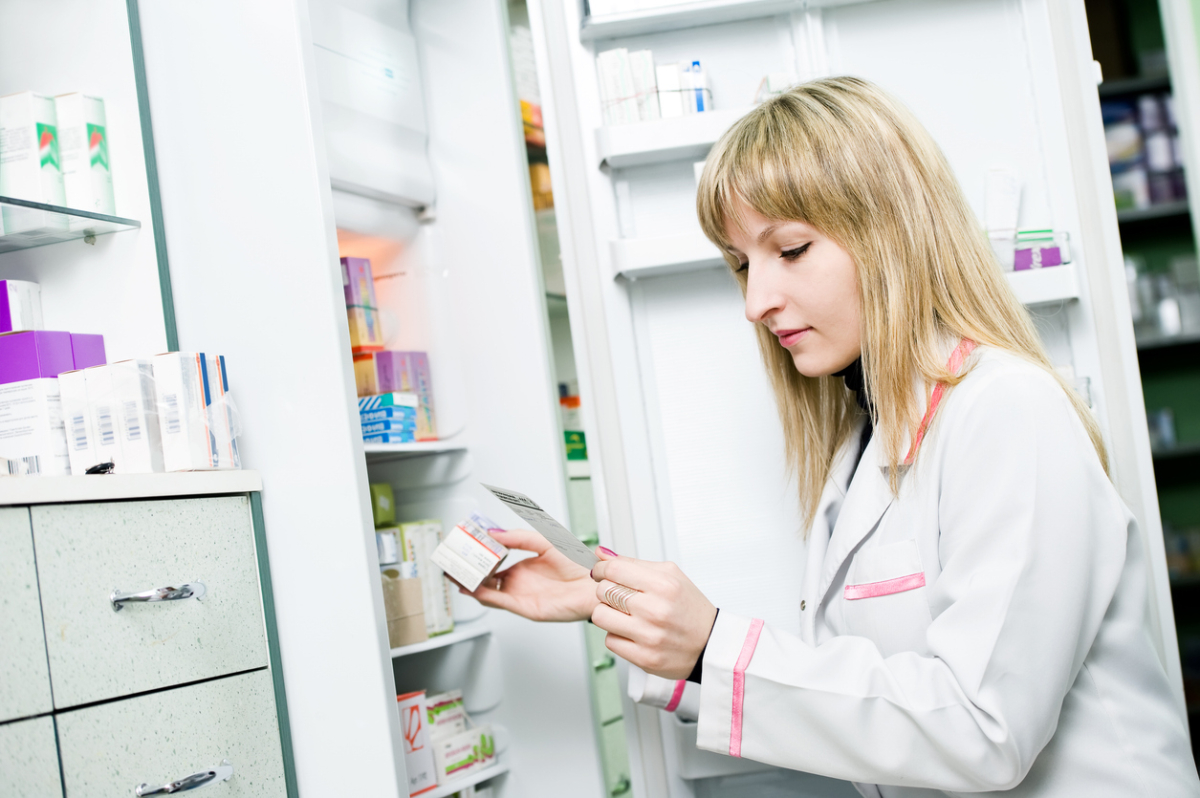 farmaceutka wyjmuje lek z lodówki