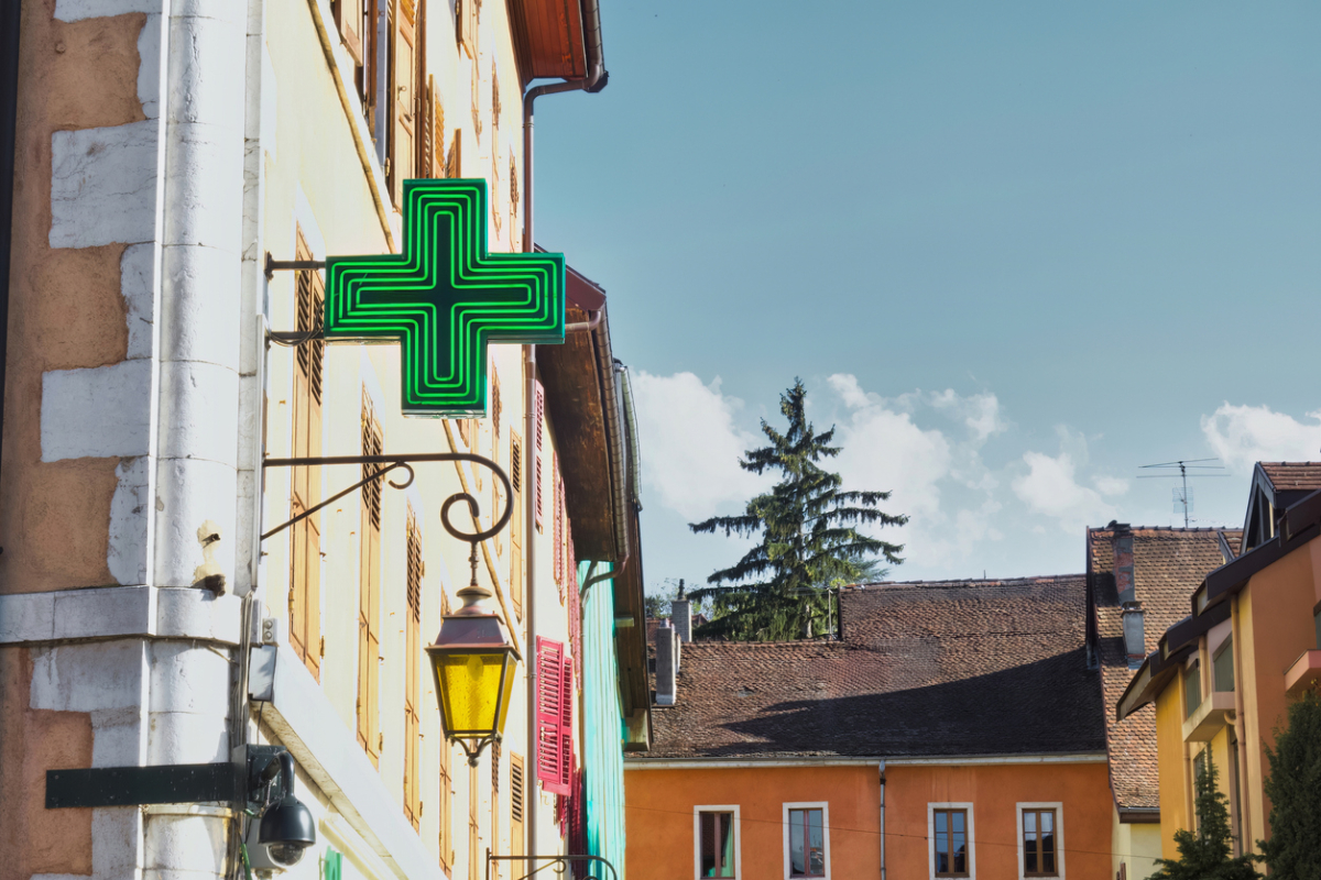 Zielony krzyż apteczny na ścianie starego budynku