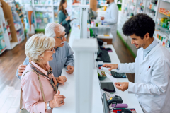 Czy farmaceuci wyjdą z aptek by pomagać seniorom? Nie wszystkim się to podoba…