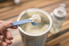Pilne wycofanie mleka dla niemowląt. Problem z Bacillus cereus