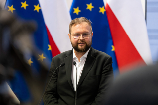 Szczepienia w aptekach i „bóle zamostkowe” dyrektora Oczkowskiego