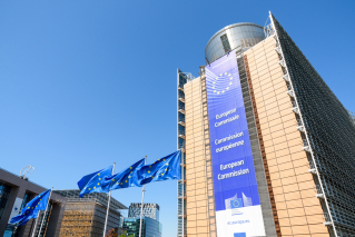 Komisja Europejska wzywa Polskę do przyspieszenia zmian w sprawie reklamy aptek