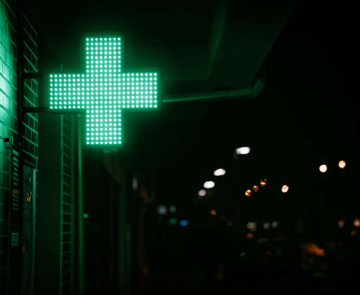 Nocna opieka bez dostępu do leków. MZ: to powiat ma zapłacić za dyżury aptek (fot. istockphoto.com)