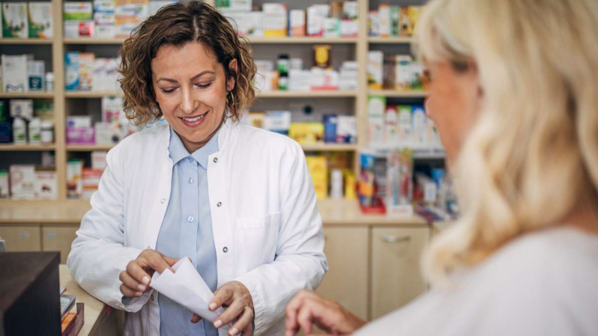 Farmaceutka w aptece rozmawia z pacjentką