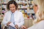 Farmaceutka w aptece rozmawia z pacjentką