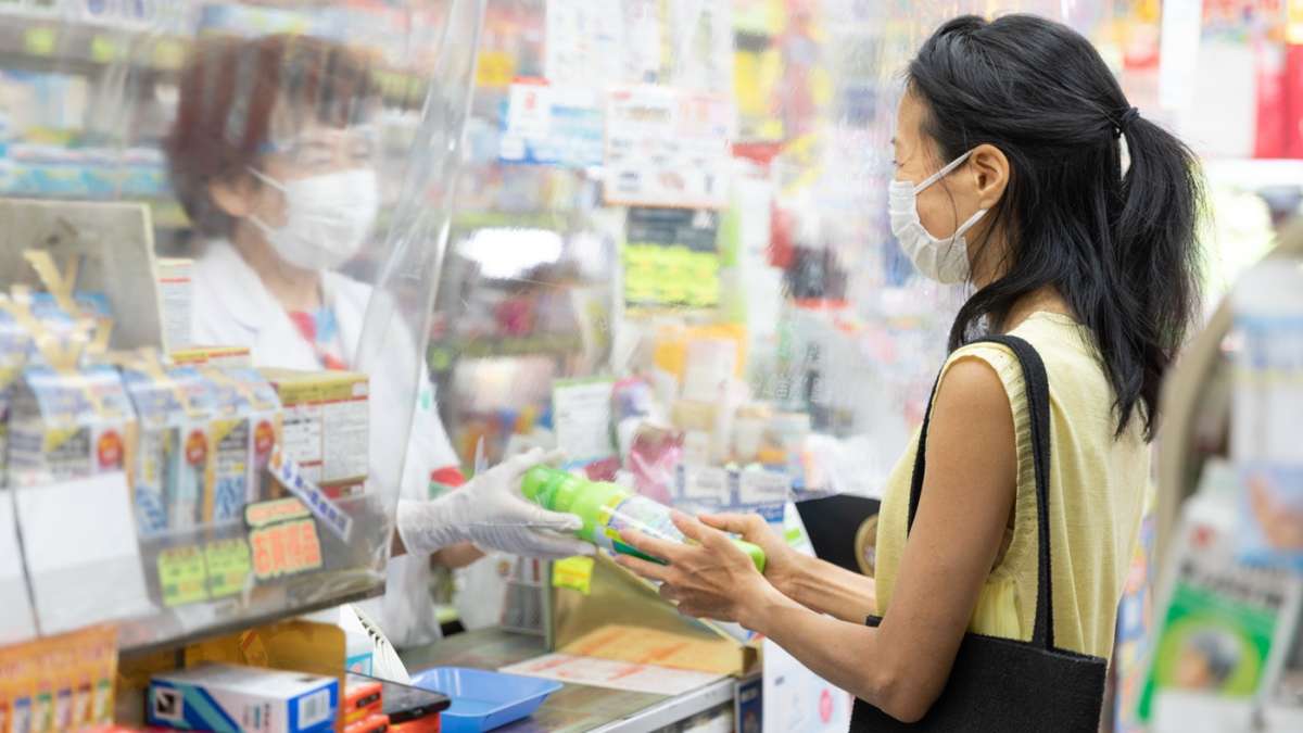 Młoda kobieta rozmawia z farmaceutką w japońskiej aptece