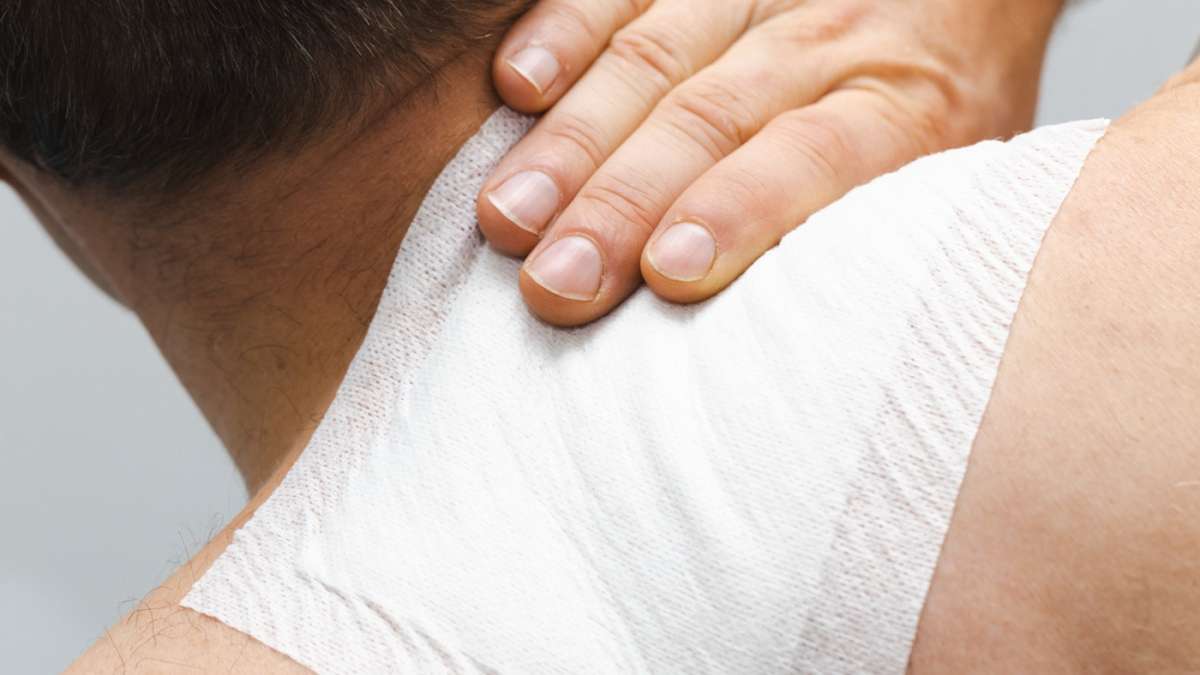 Plaster rozgrzewający przyklejony na karku