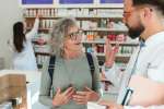 farmaceuta rozmawia ze starszą wysportowaną kobietą