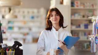 Czy technik farmaceutyczny może nazywać się „aptekarzem”? Izba odpowiada… i nie interweniuje