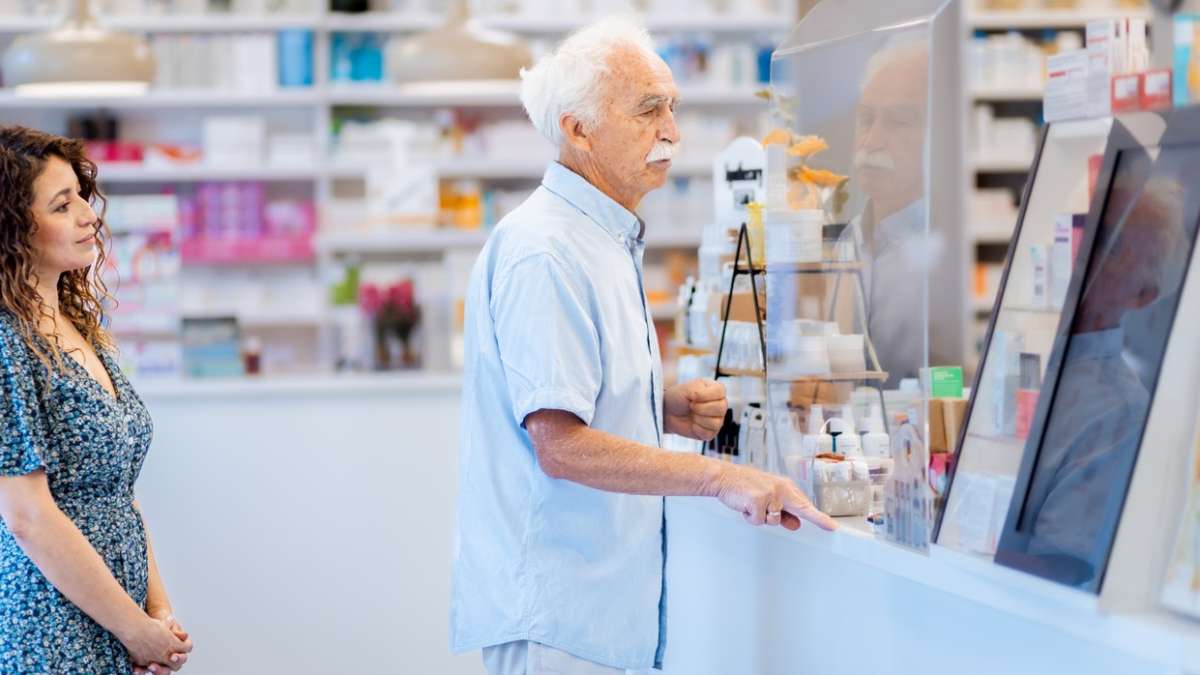 Wyszła z apteki z płaczem. Nie mogła porozumieć się z farmaceutką przez szybę (fot. istockphoto.com)