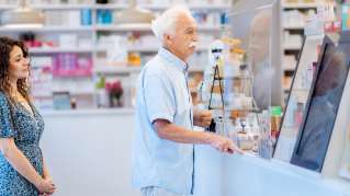 Wyszła z apteki z płaczem. Nie mogła porozumieć się z farmaceutką przez szybę