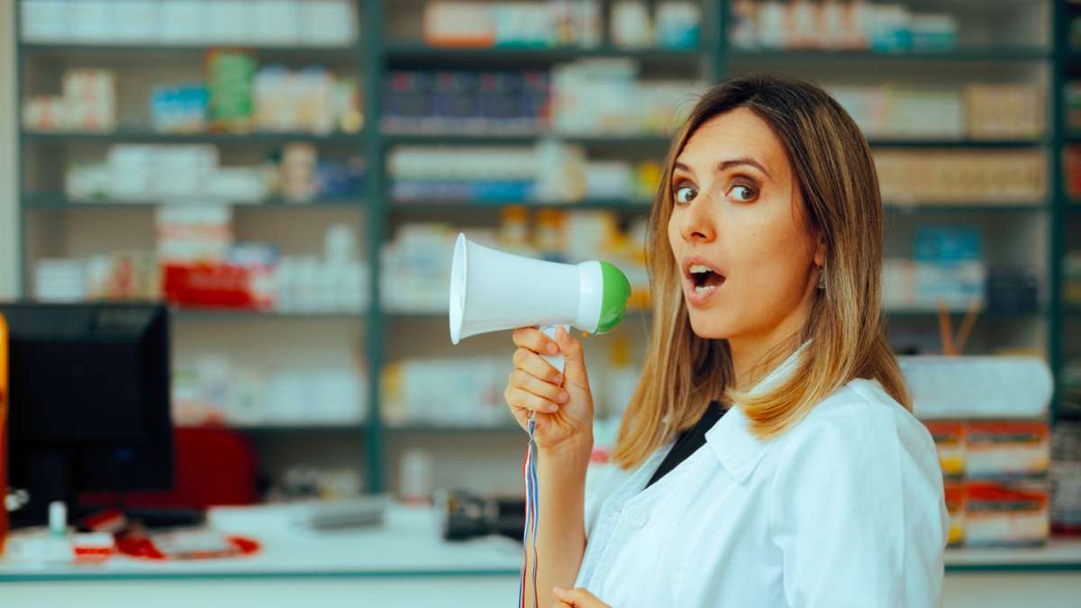 Farmaceutka protestuje z megafonem