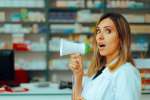 Farmaceutka protestuje z megafonem
