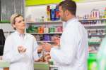 Dwoje farmaceutów kłóci się w aptece