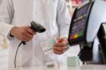 Farmaceuta skanuje opakowanie leku w aptece
