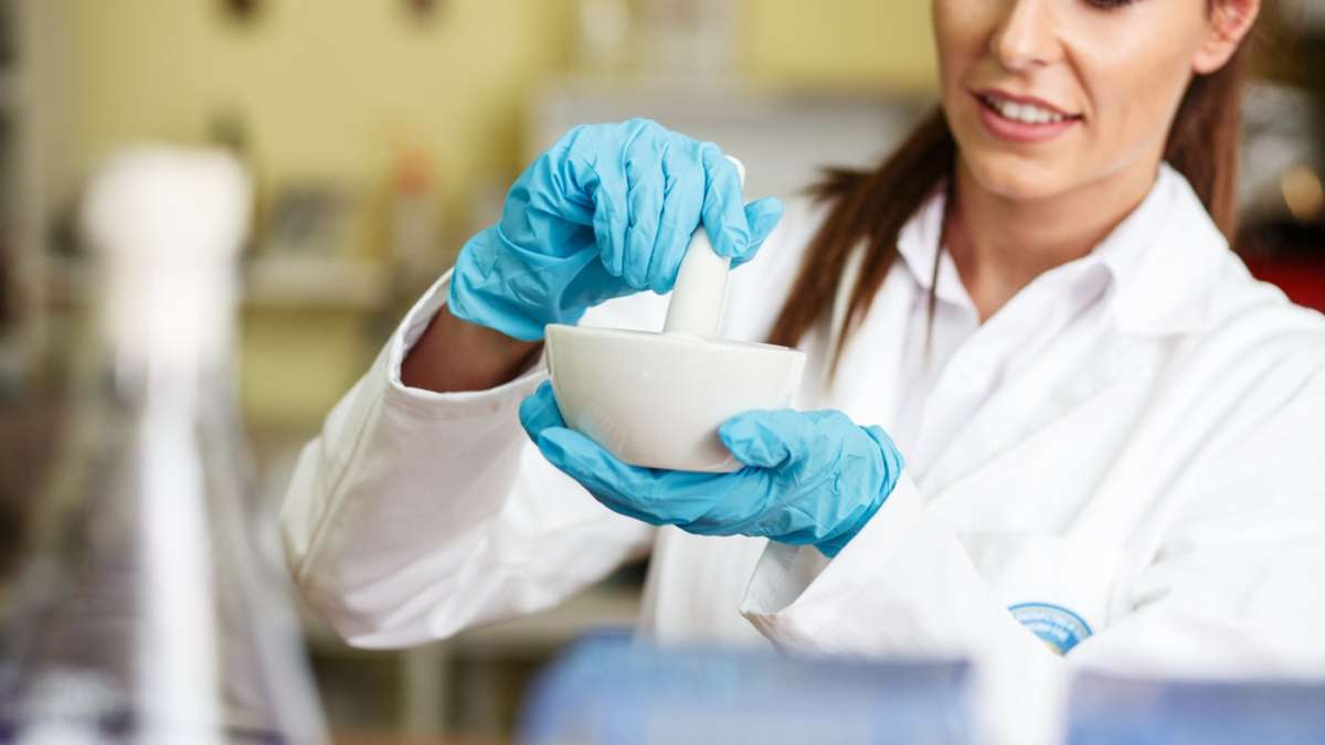 Farmaceutka wykonuje lek recepturowy w moździeżu